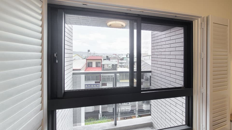 橫拉窗