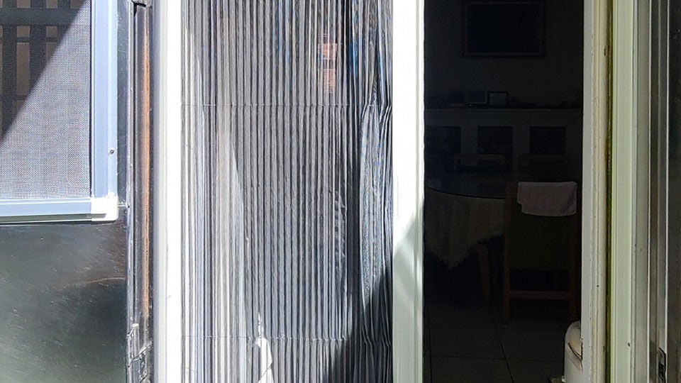 過長時間日曬的摺疊紗窗逐漸失去了摺疊功能，下方甚至可能完全脫離原本的軌道
