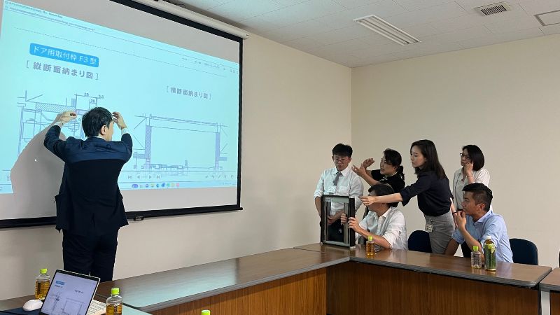雙方討論門框的安裝方式
