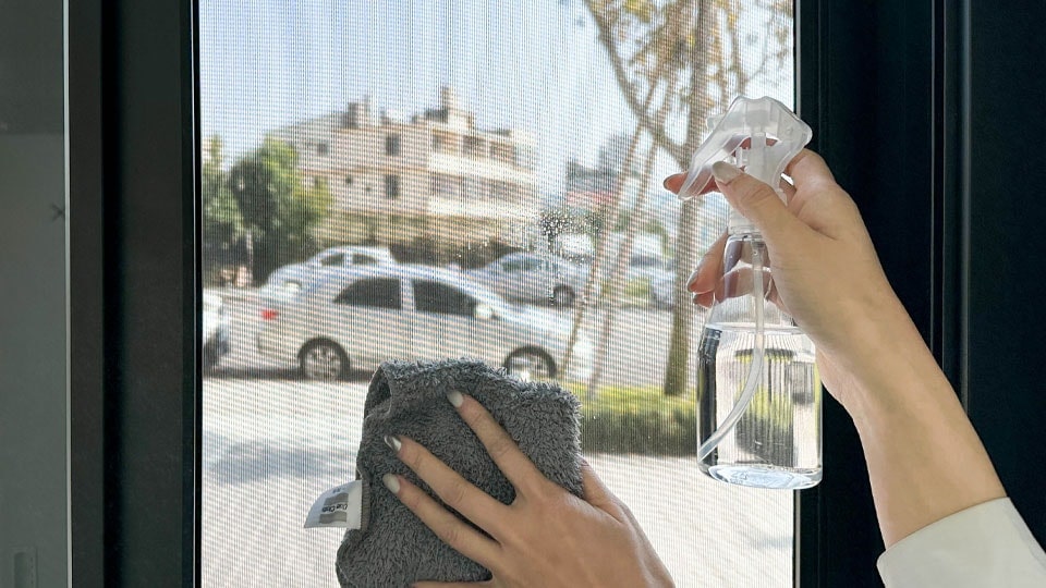清水噴灑網面後擦拭即可達到一定的清潔效果